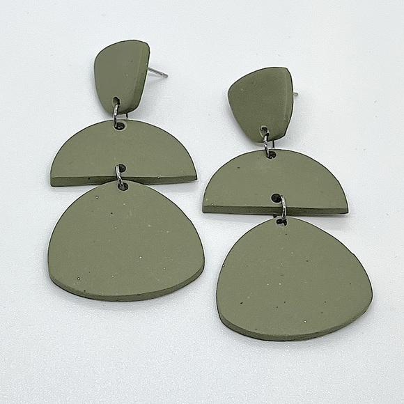 New Fun Green Earrings - Picture 1 of 6